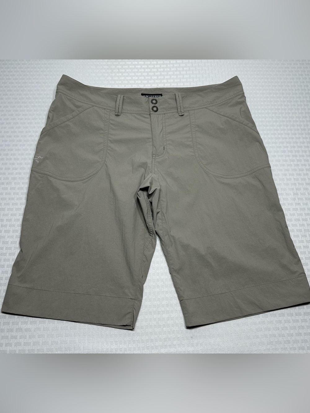 Arcteryx Women's Sz. 12  Long 12.5" Bermuda Shorts Gray Hiking Outdoor Gorpcore